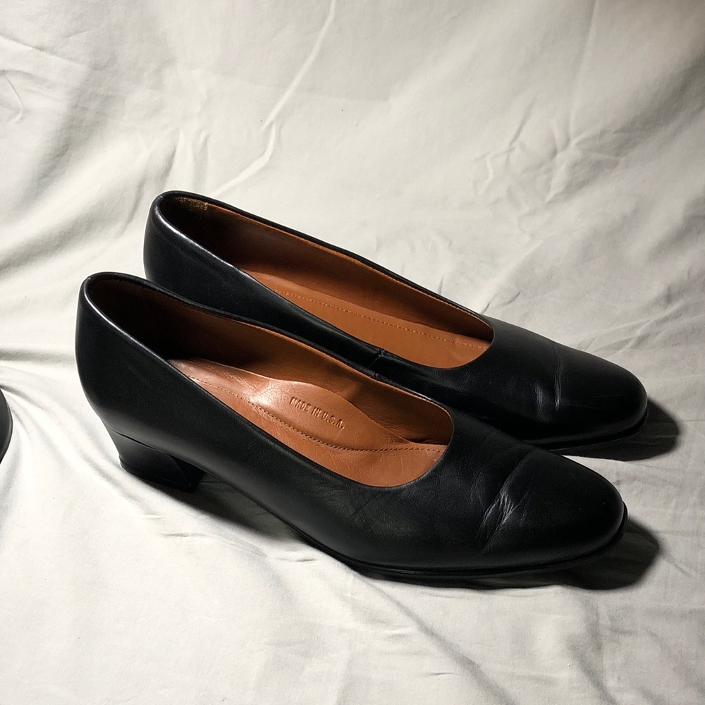 Black Leather Women's Footthrills mid town pumps 1 1/2 inch heel made in USA